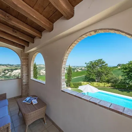 Villa Casale Rosy 6&2, Emma Offida