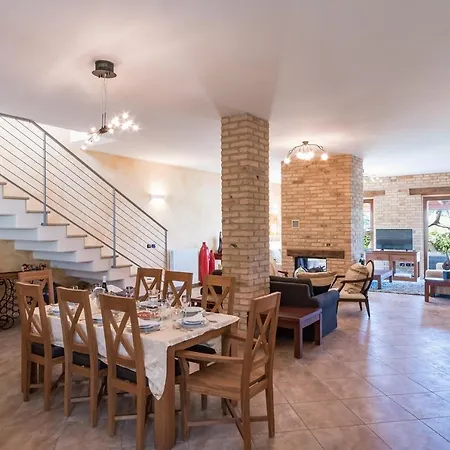 Villa Casale Rosy 6&2, Emma