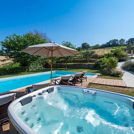 Villa Casale Rosy 6&2, Emma Offida