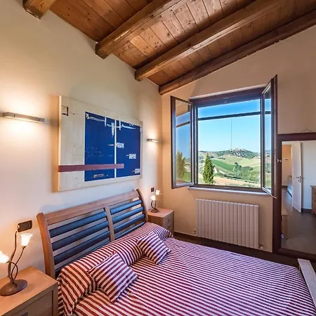 Villa Casale Rosy 6&2, Emma Offida